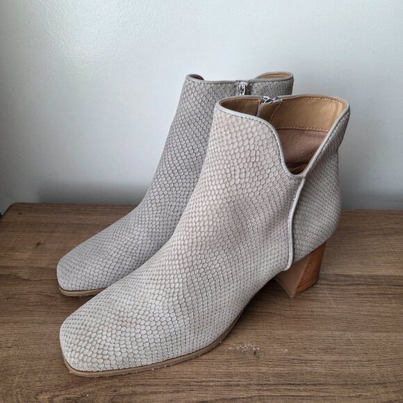 EUC LIKE NEW NYDJ CASSEY LEATHER STACKED HEELS SNAKESKIN TEXTURE BOOTS SIZE 10 - Picture 2 of 16